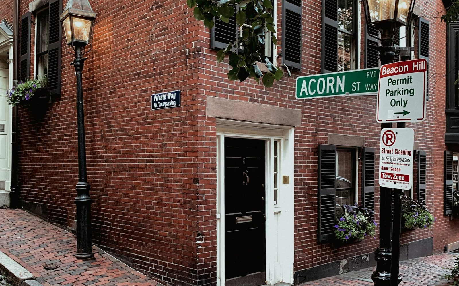 Acorn Street's brick rowhouses and gas lamps on Beacon Hill, Boston